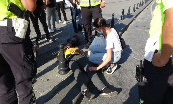 (ÖZEL) Taksim Meydanında kurye önce kadına çarptı, sonra yere düştü