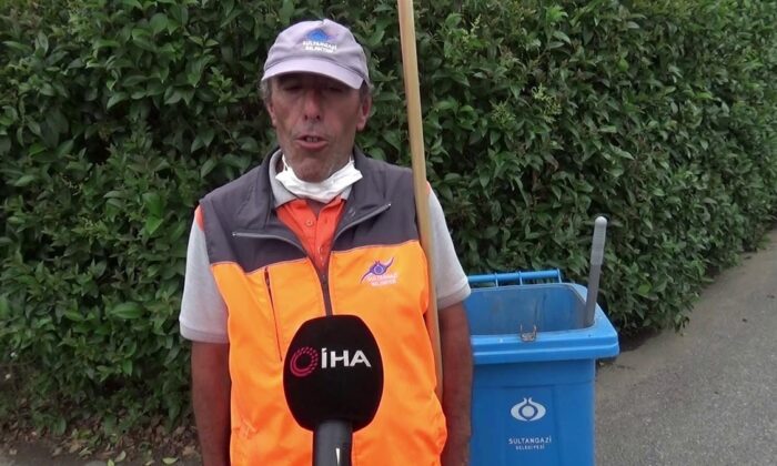 (ÖZEL) Temizlik görevlisi bulduğu 5 bin lirayı sahibine teslim etti