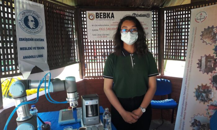 (ÖZEL) Türk kahvesi servis eden robot