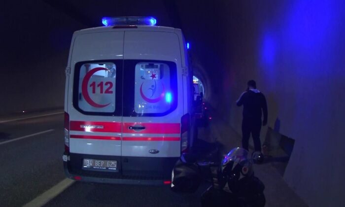 (Özel) Ümraniye’de emniyet şeridine giren araç, motosikletli sürücüye çarptı