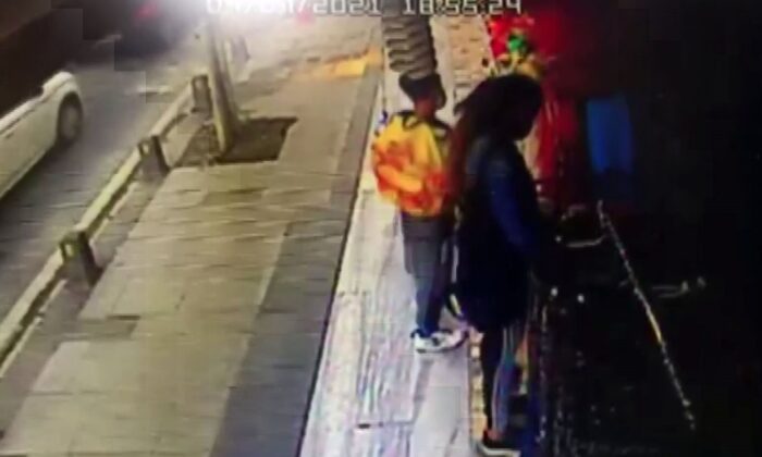 (ÖZEL) Ümraniye’de kadın şahıs yaptığı hırsızlığa çocuğunu da karıştırdı