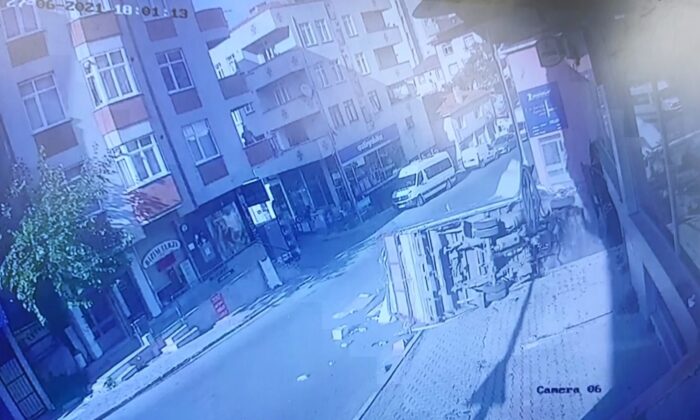 (Özel) Ümraniye’de kontrolden çıkan kamyonetin, iş yerinin duvarına çarptığı anlar kamerada