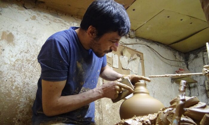 (Özel) Ürettiği el işi seramik yağdanlıkları Avrupa’ya ihraç ediyor