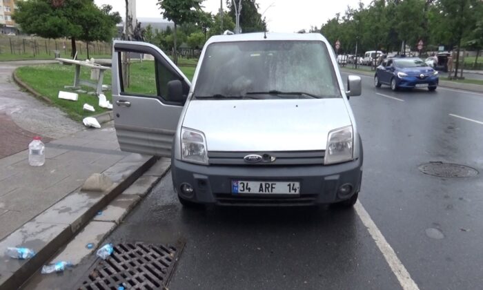 (Özel) Yanan aracını söndürüp arkadaşları ile çay keyfi yaptı