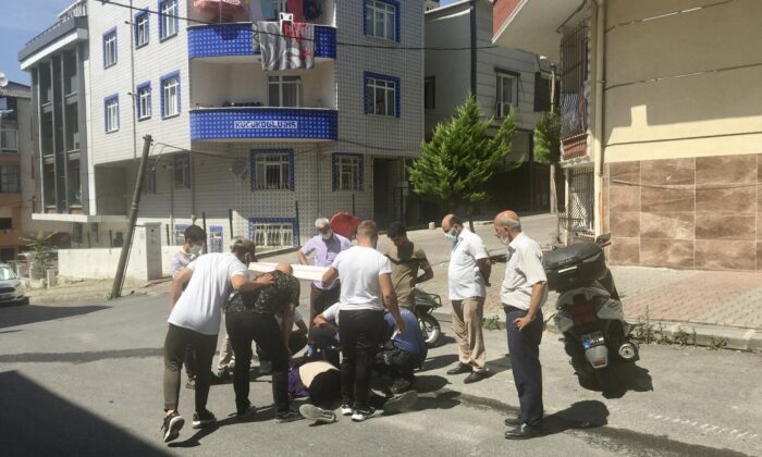 (ÖZEL) Yaralı kuryeyi güneşten korumak için çuvalla gölge yaptılar