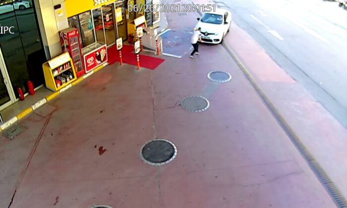 (ÖZEL) Zeytinburnu’nda benzin istasyonunda gazeteciye çarparak kaçan araç kamerada