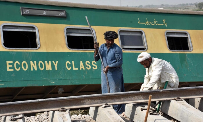 Pakistan’da iki yolcu treni çarpıştı: 30 ölü, 50 yaralı