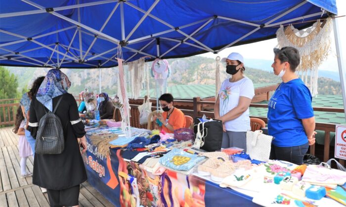 Pamukkaleli kursiyerler seyir tepesinde el emeklerini sergiliyor