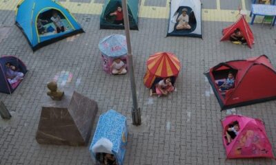 Pandemi döneminde evde sıklan çocuklar çadırda ders işledi