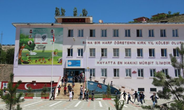 Pandemide okul binasını yenilediler