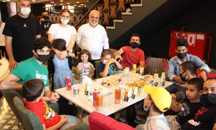 Pandemiye rağmen İstanbul’da 8’inci şubesini açan Hacıbaba Pastanelerinin şeref konuğu otizmli çocuklar oldu