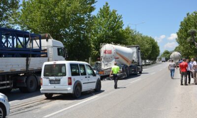 Panelvan, tıra arkadan çarptı: 2 yaralı