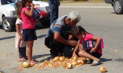 ’Para etmiyor’ diye Akşener’in önüne döktüğü soğanları gidince geri topladı