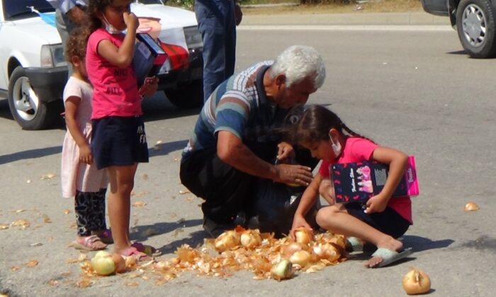 ’Para etmiyor’ diye Akşener’in önüne döktüğü soğanları gidince geri topladı