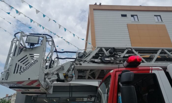 Paralarını alamayan inşaat işçileri çatıda intihara kalkıştı