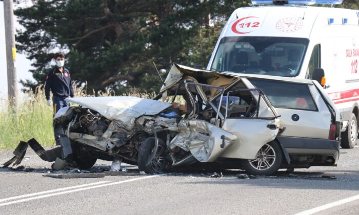 Paramparça olan otomobilde karı koca hayatını kaybetti