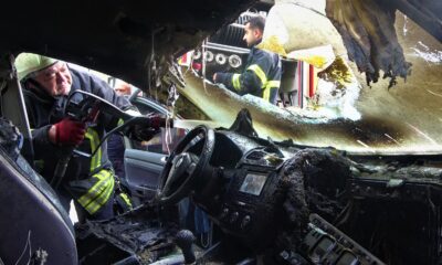 Park halinde alev alan otomobil hurdaya döndü