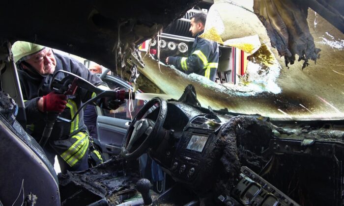 Park halinde alev alan otomobil hurdaya döndü