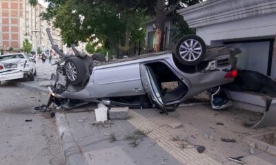 Park halindeki araca çarpan otomobil ters döndü: 3 yaralı