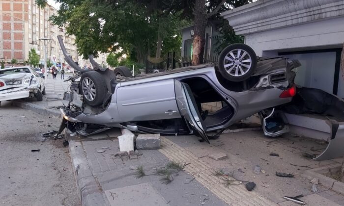 Park halindeki araca çarpan otomobil ters döndü: 3 yaralı