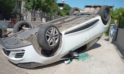 Park halindeki araca çarpıp takla attı: 1 yaralı