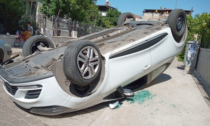 Park halindeki araca çarpıp takla attı: 1 yaralı