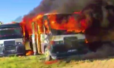 Park halindeki iki minibüs alev topuna döndü