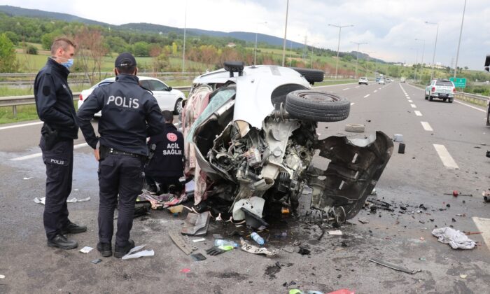 Park halindeki kamyona çarpan hafif ticari araçtaki ölü sayısı 2’ye çıktı