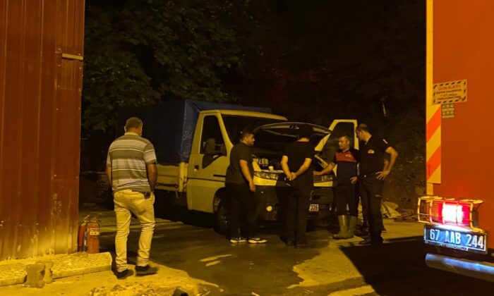 Park halindeki kamyonette küçük çaplı yangın çıktı