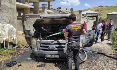 Park halindeki minibüs alev alev yandı