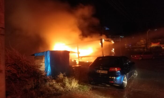 Park halindeki otomobil alev alev yandı