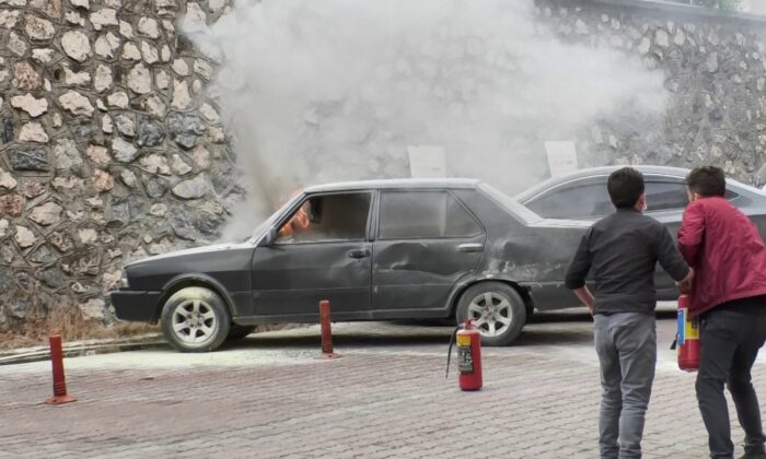Park halindeki otomobilde yangın çıktı