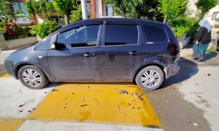 Park halindeki otomobile çarpıp ardına bile bakmadan kaçtı