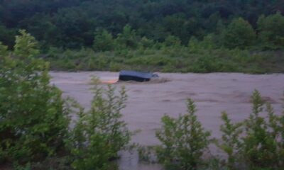 Park halindeki panelvan araç sel sularına kapıldı