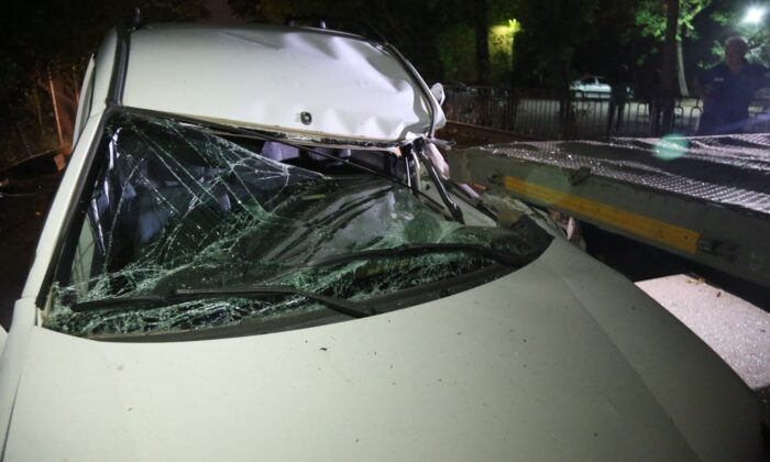 Park halindeki tıra çarpan hafif ticari aracın sürücüsü ağır yaralandı