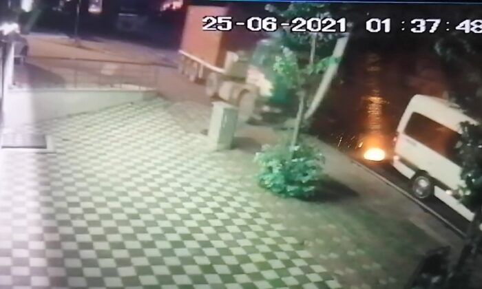 Park halindeyken freni boşalan tır 6 aracı böyle biçti