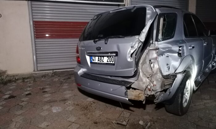 Park halindeyken freni boşalan tır ortalığı savaş alanına çevirdi