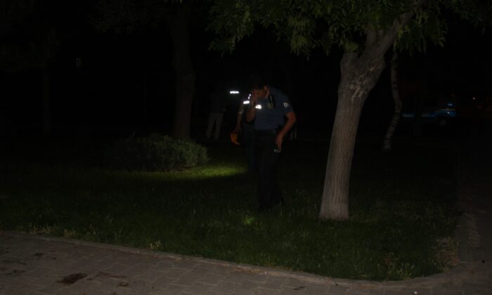 Parkta oturan genç maganda kurşunuyla yaralandı