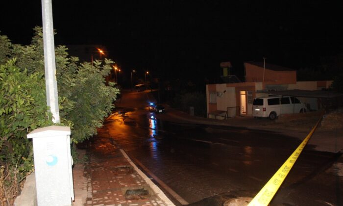 Patlayan su borusu yolu trafiğe kapattı