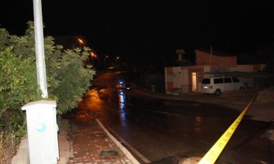 Patlayan su borusu yolu trafiğe kapattı