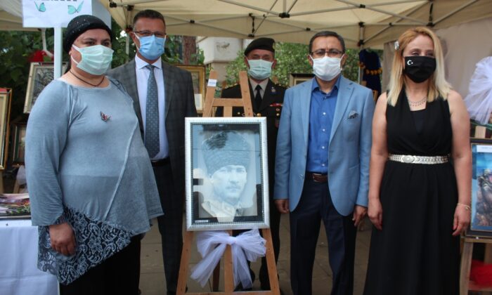 Pazarcı esnafının yaptığı Atatürk portresi ilgi odağı oldu