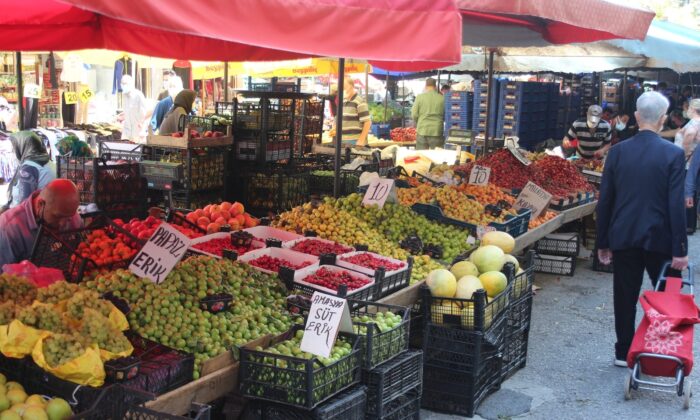 Pazarda meyve fiyatları cep yakıyor