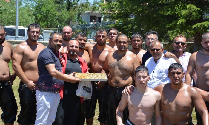 Pehlivanlara tatlı ikramı