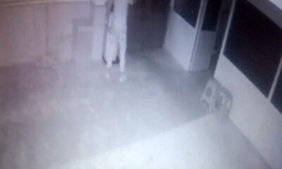 Pencereden girip ayakkabılarını çıkardıkları camide rahat tavırlarıyla pes dedirttiler