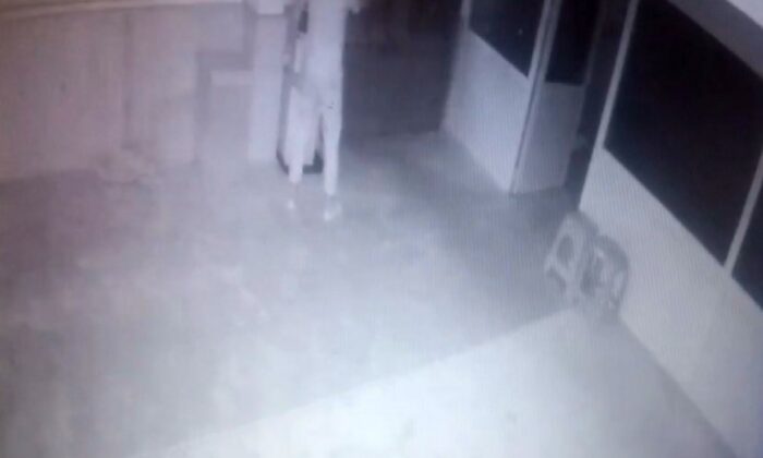 Pencereden girip ayakkabılarını çıkardıkları camide rahat tavırlarıyla pes dedirttiler