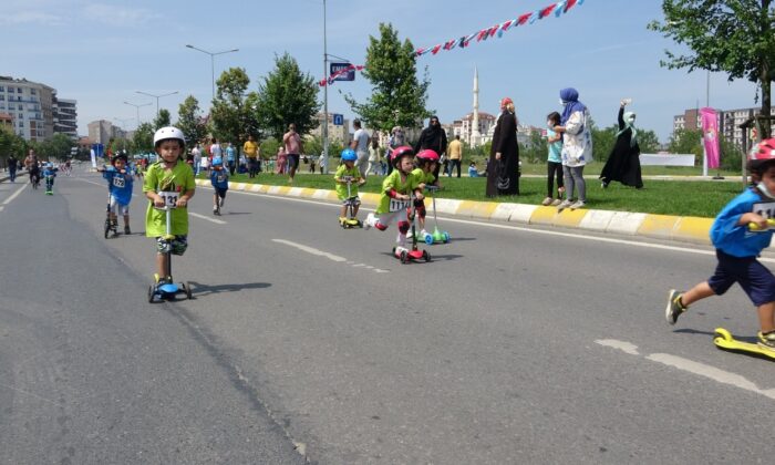 Pendikli gençler, sınavdan çıkıp paten kayarak stres attılar