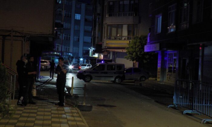 Pendik’te deprem sonrası çatlak oluşan bina tahliye edildi