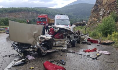 Piknik dönüşü feci kaza, otomobil kağıt gibi parçalandı: 1 ölü, 2 yaralı