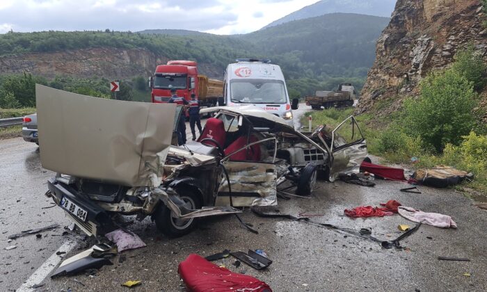 Piknik dönüşü feci kaza, otomobil kağıt gibi parçalandı: 1 ölü, 2 yaralı