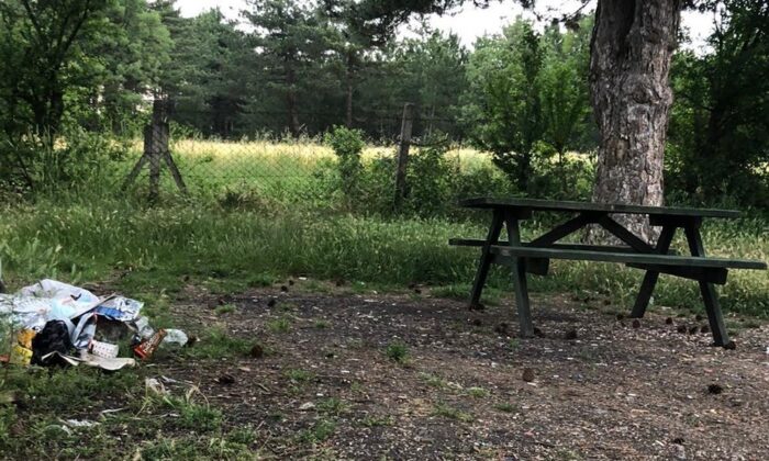 Piknikçiler Gölpark’ı adeta çöplüğe çevirdi